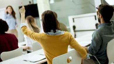 Imagem de alunos prestando concurso para professor em uma sala de aula