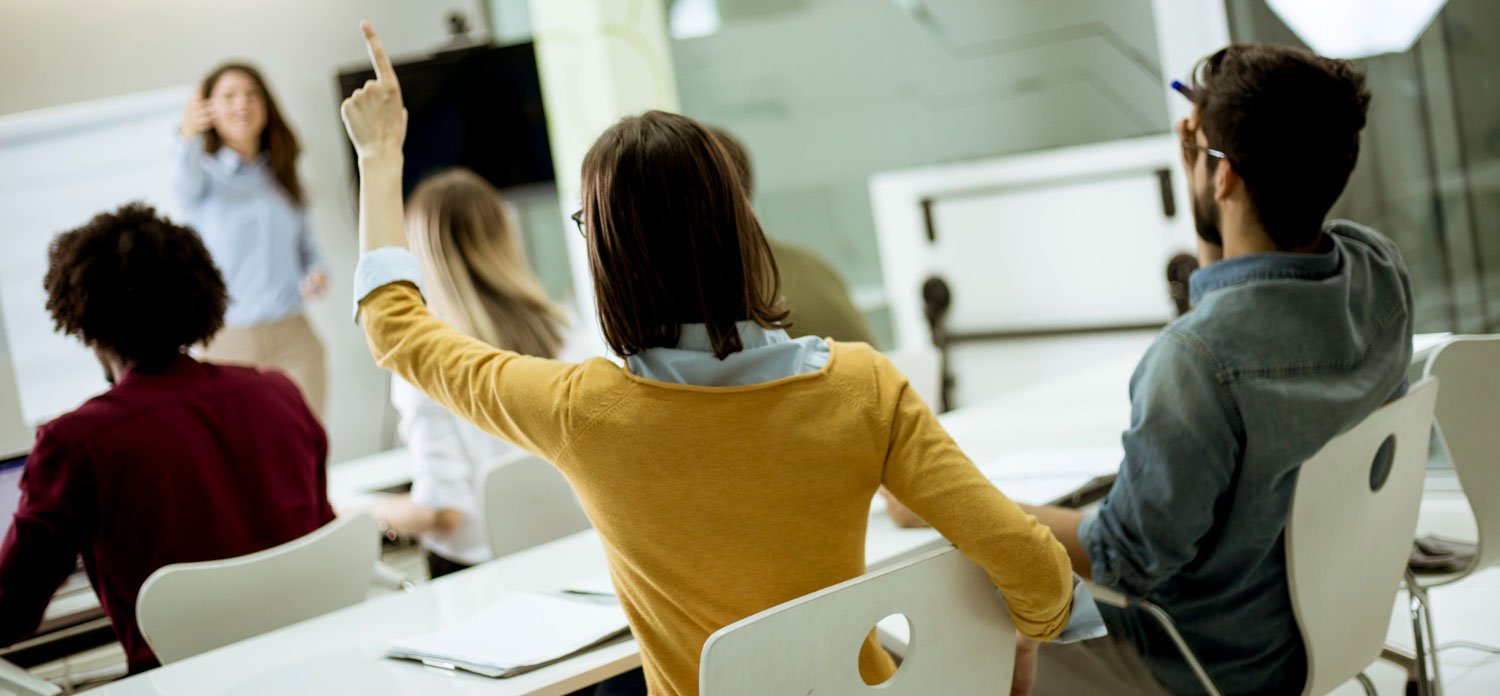 Imagem de alunos prestando concurso para professor em uma sala de aula